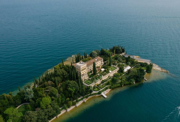 Isolated estate used for closed-door board and executive deliberative retreats focused on long-term governance and institutional decision-making.